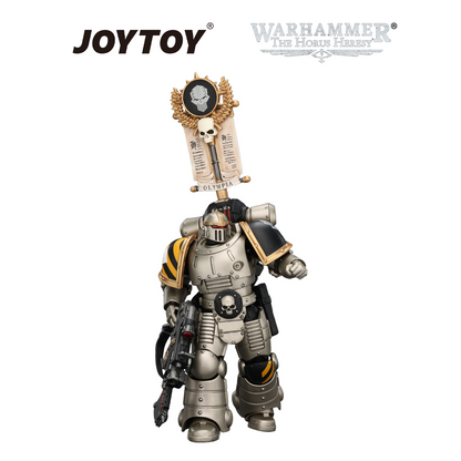 JOYTOY Warhammer The Horus Heresy - Iron Warriors, MkII Legionary 1 with Vexilla, Bolter and Bolt Pistol (1/18 Scale) Preorder